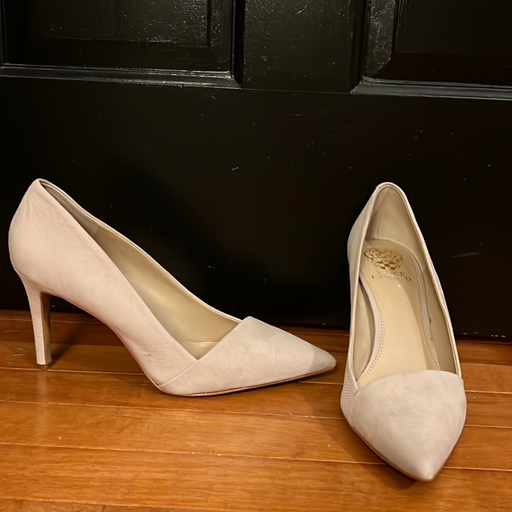 Vince Camuto light beige/gray pointed heels :: Sz 9